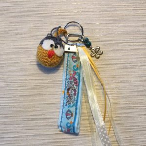 Sleutelhanger uiltje oker geel